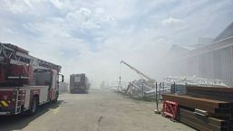 Incendiu la o hala din Bucuresti | imaginea 1