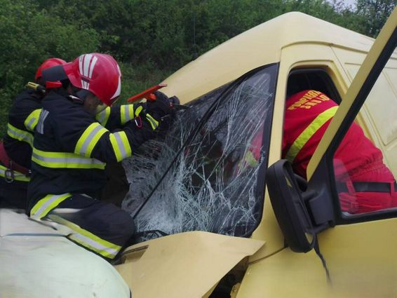 Interventie pentru salvarea a doua persoane incarcerate | imaginea 1