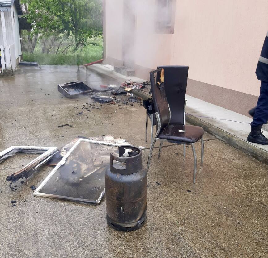 Locuinta in flacari   Proprietarii erau la cumparaturi | imaginea 2