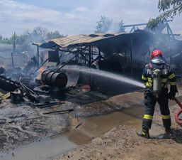 Pompierii valceni au salvat trei case de locuit | imaginea 1