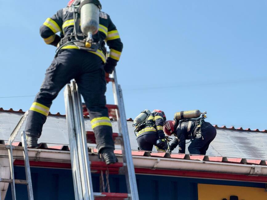 Incendiu intr o cladire de depozitare si productie | imaginea 1