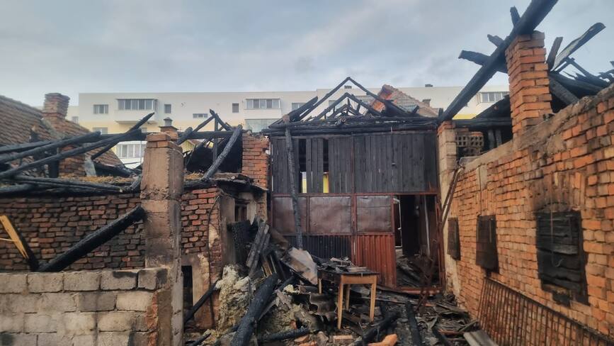 Incendiu la doua gospodarii   100 de animale mici au murit | imaginea 1
