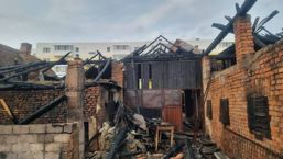 Incendiu la doua gospodarii   100 de animale mici au murit | imaginea 1