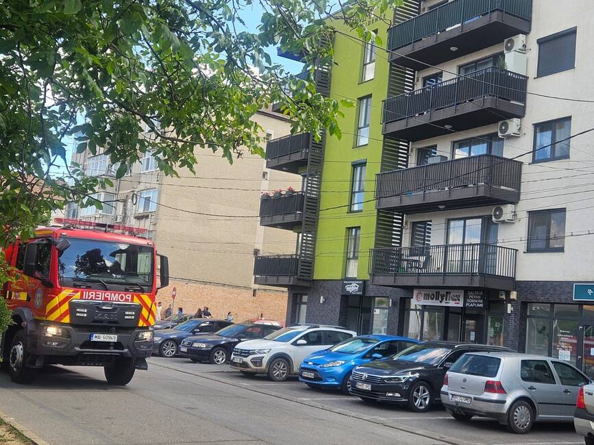 Incendiu la un bloc din Oradea | imaginea 1