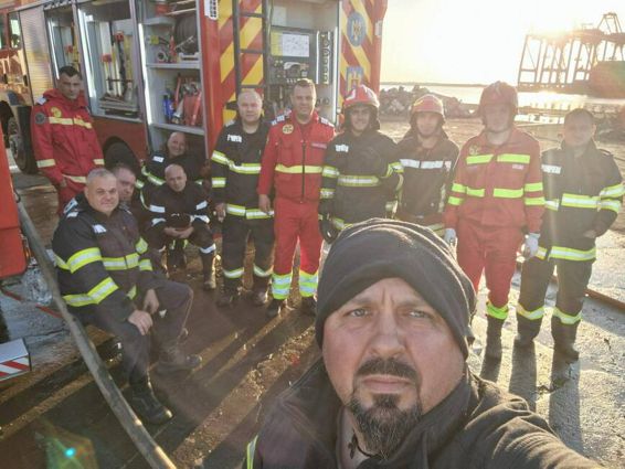 Interventie dificila la un incendiu izbucnit in port | imaginea 1