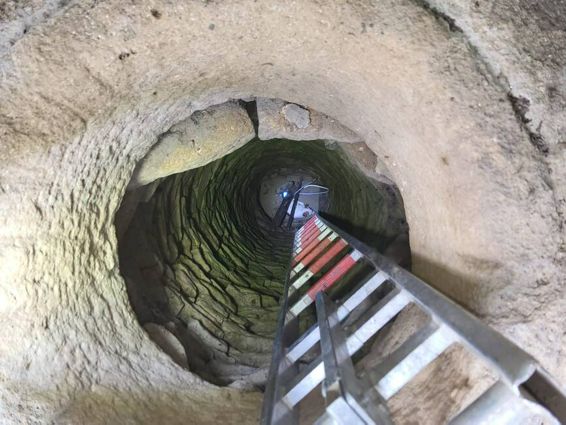 Pompierii ieseni au salvat un caine cazut intr o fantana | imaginea 1