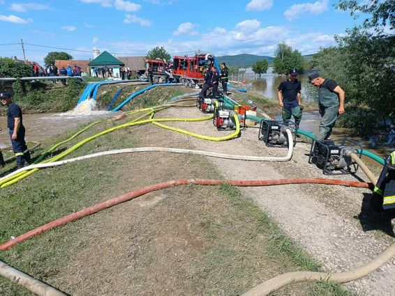 Pompierii mureseni intervin in sprijinul colegilor din Covasna | imaginea 1