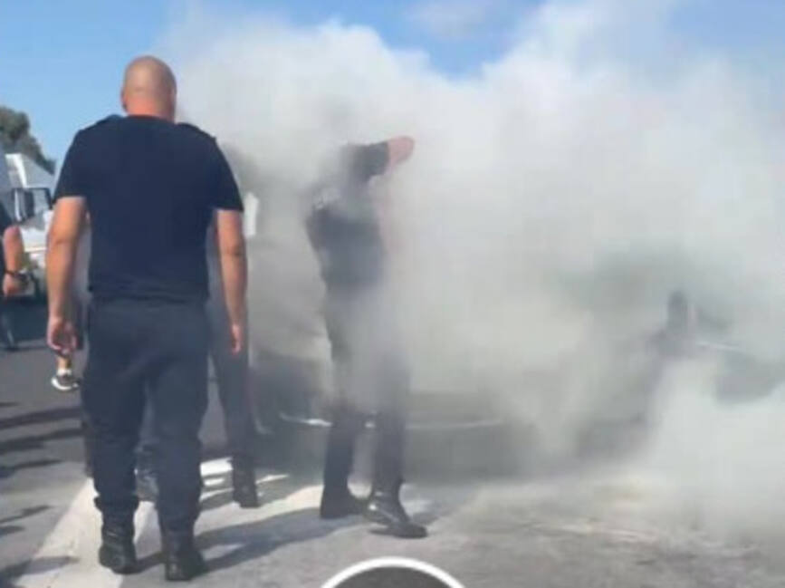 Au intervenit salvator la un incendiu de masina | imaginea 1