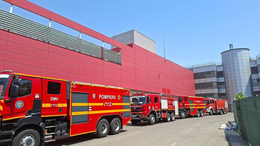 Incendiu la un centru comercial din Bucuresti | imaginea 1