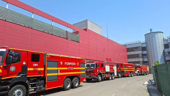 Incendiu la un centru comercial din Bucuresti | imaginea 1