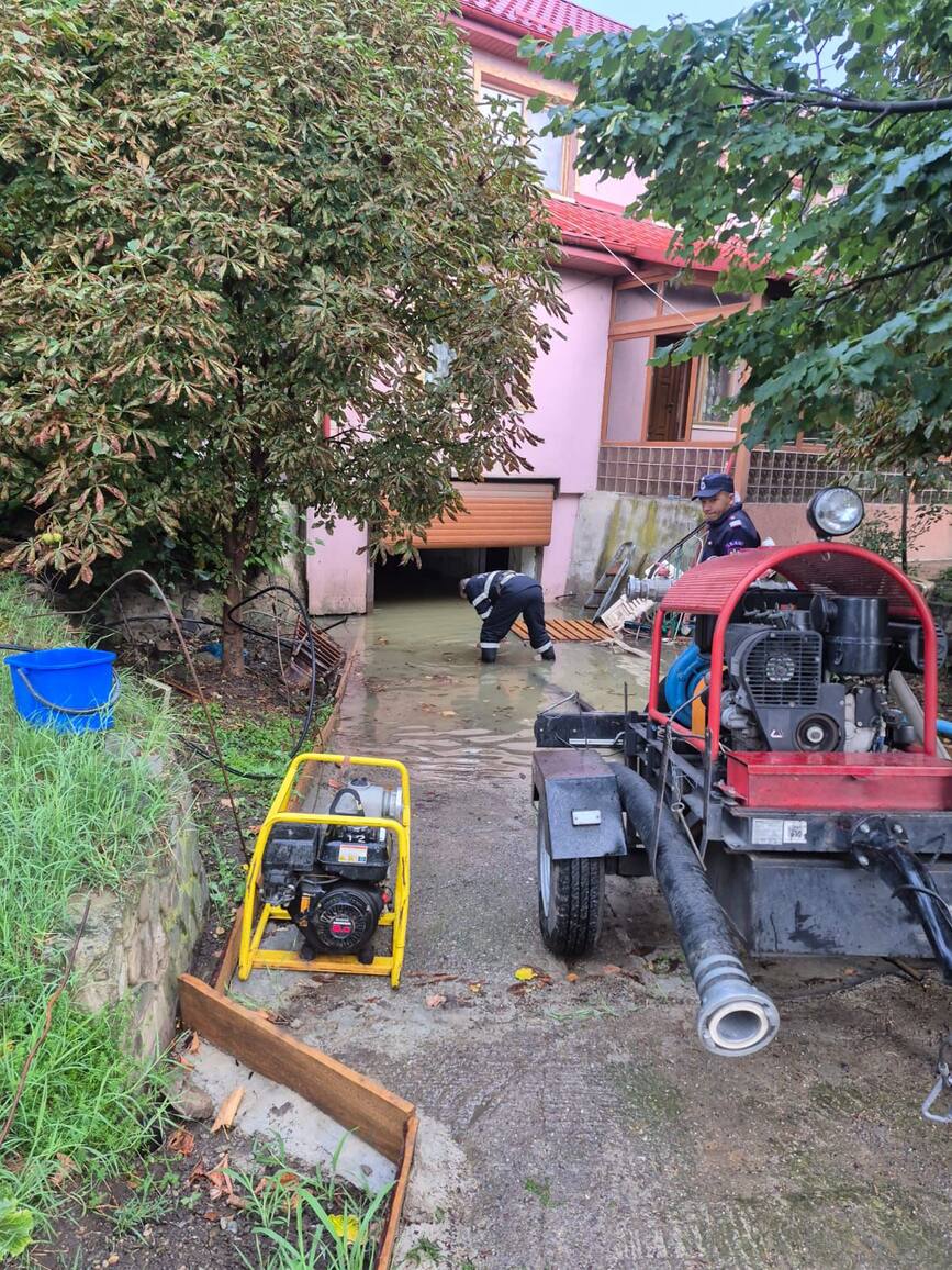 Curte si beci inundate dupa spargerea unei conducte de apa | imaginea 1