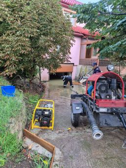 Curte si beci inundate dupa spargerea unei conducte de apa | imaginea 1