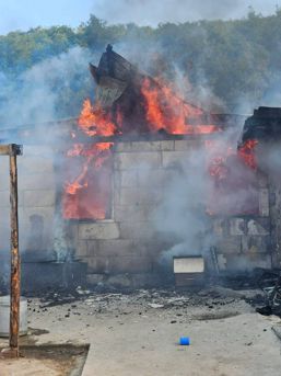 Incendiu generalizat la o casa de locuit din Iasi | imaginea 1