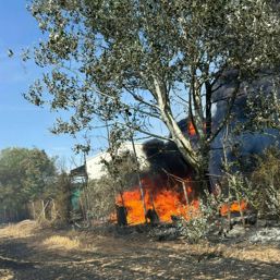 Incendiu in curtea unei hale | imaginea 1