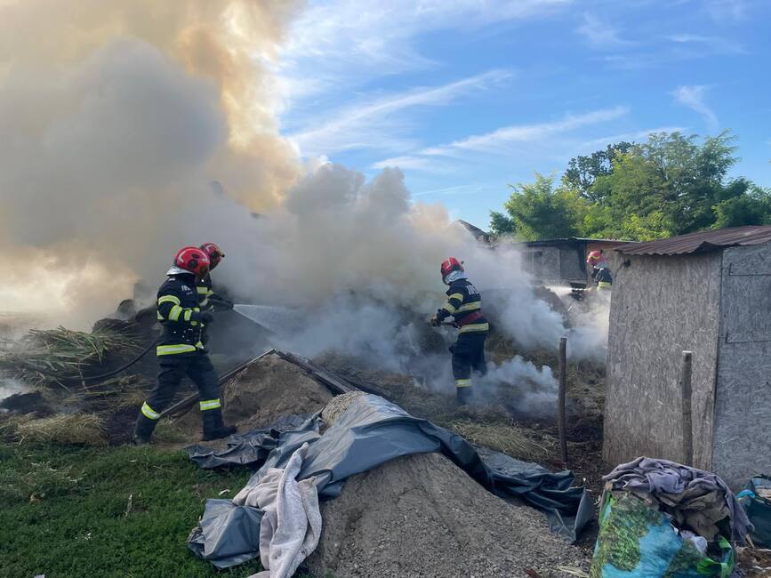 Incendiu la un depozit de furaje | imaginea 1
