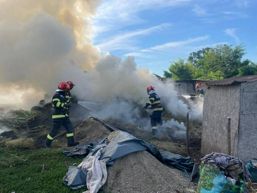 Incendiu la un depozit de furaje | imaginea 1
