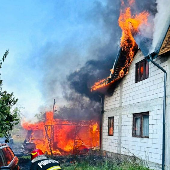 Incendiu violent intr o gospodarie | imaginea 1