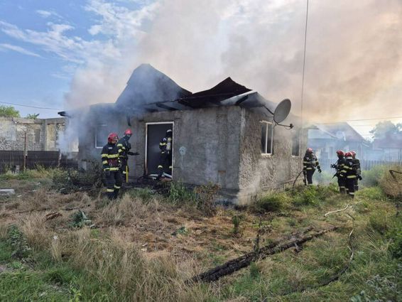 Interventie a pompierilor ieseni la un incendiu de locuinta | imaginea 1