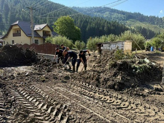 Pompierii argeseni in sprijinul celor afectati de inundatii | imaginea 1