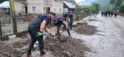 Pompierii ieseni  alaturi de cetatenii din Brosteni | imaginea 1