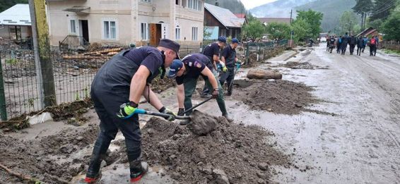 Pompierii ieseni alaturi de cetatenii din Brosteni | imaginea 1