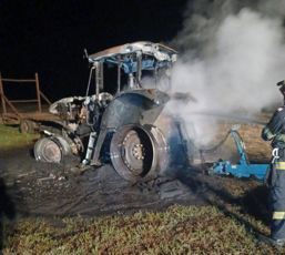 Tractor in flacari | imaginea 1