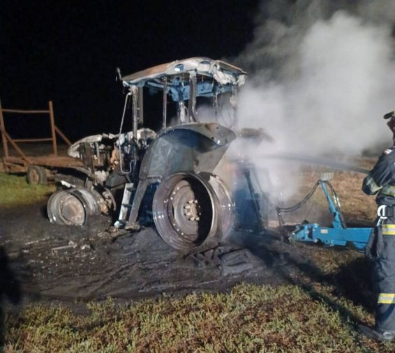 Tractor in flacari | imaginea 1