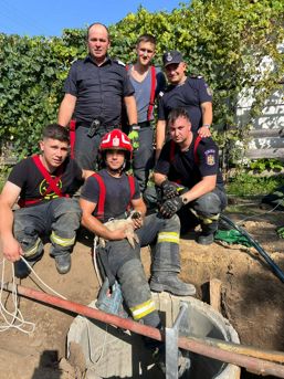 Au salvat un catel cazut intr un put | imaginea 1