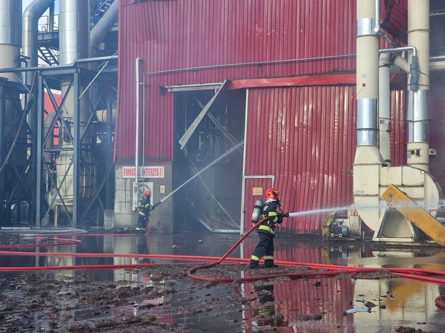 Explozie la o fabrica   4 angajati au fost raniti | imaginea 1