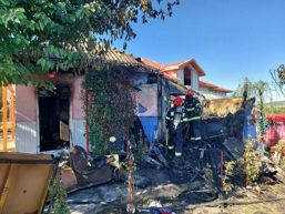 Incendiu la un acoperis de casa | imaginea 1