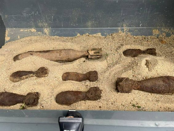 7 bombe neexplodate descoperite langa o statie de autobuz | imaginea 1