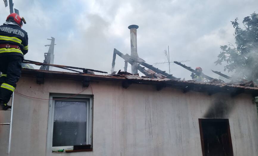 Incendiu de amploare la o casa si la anexe gospodaresti | imaginea 1