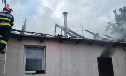 Incendiu de amploare la o casa si la anexe gospodaresti | imaginea 1