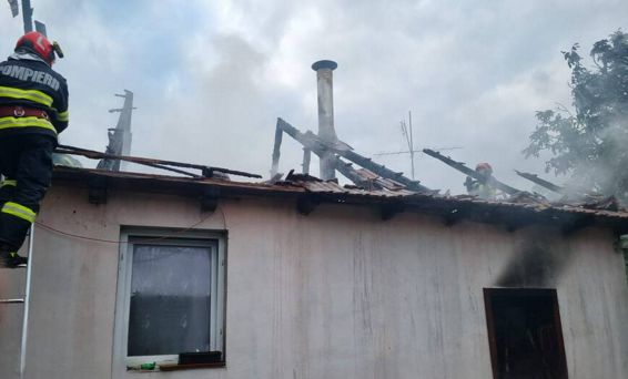 Incendiu de amploare la o casa si la anexe gospodaresti | imaginea 1