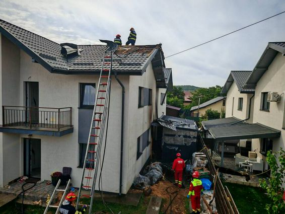 Incendiu in gospodarie de la acumulatorul unui flex | imaginea 1