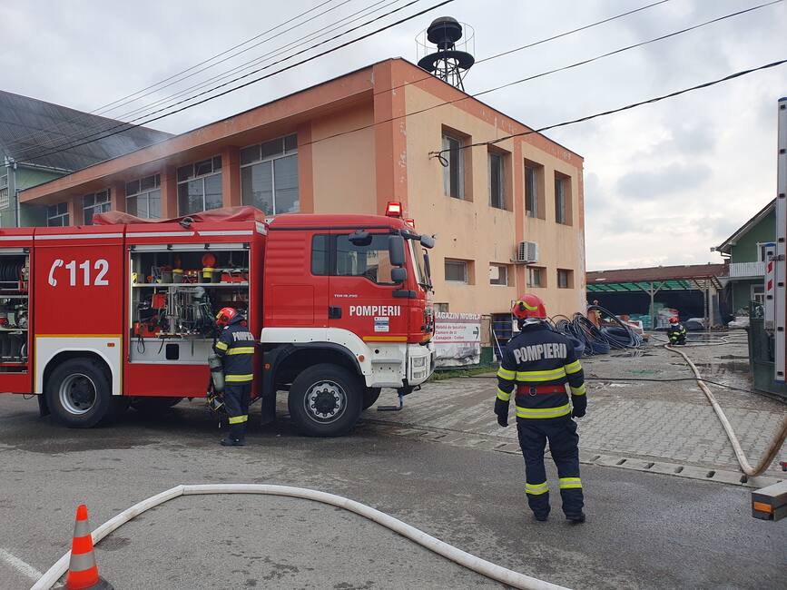 Incendiu la depozitul unui operator economic | imaginea 1