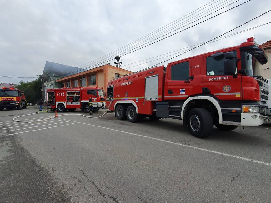 Incendiu la depozitul unui operator economic | imaginea 2