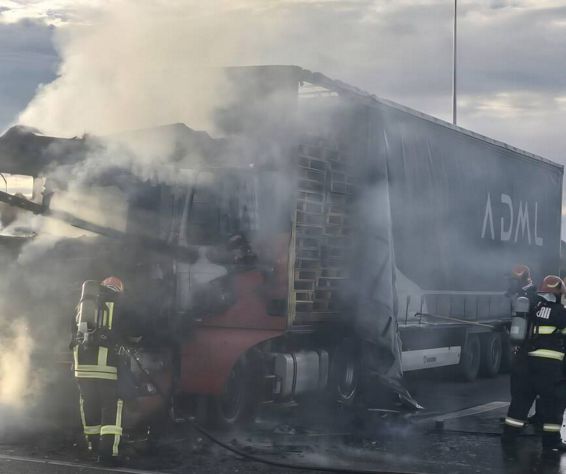 Incendiu la un autocamion incarcat cu europaleti | imaginea 1