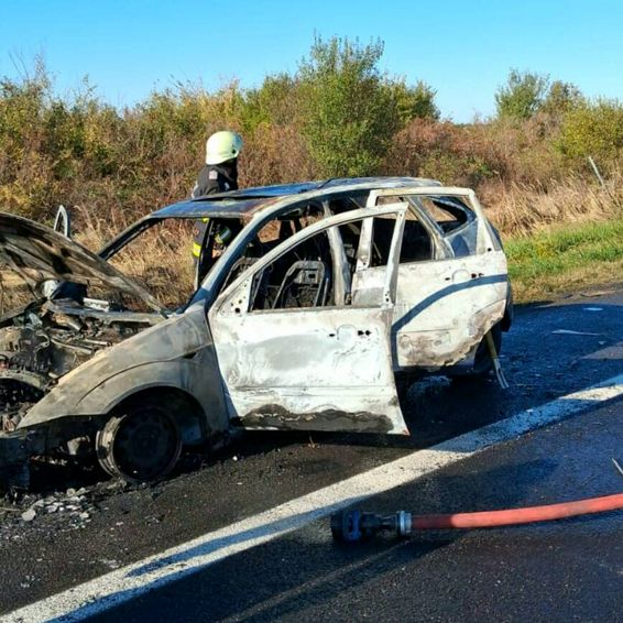 Masina in flacari  pe autostrada A1 Bucuresti Pitesti | imaginea 1