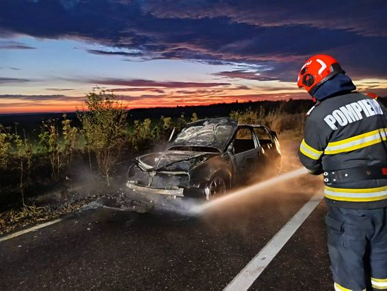 O masina a fost distrusa de flacari | imaginea 1