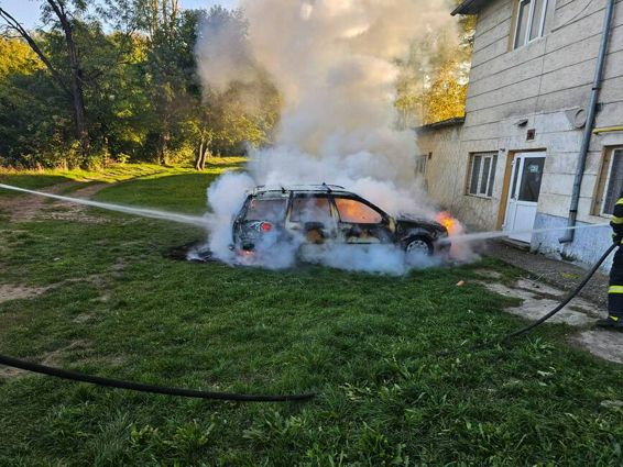 O masina a luat foc in curtea unui liceu | imaginea 1