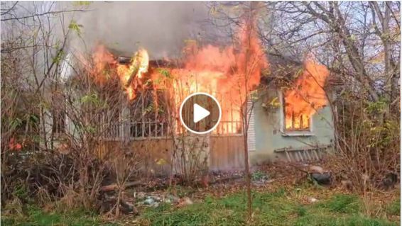 Casa cuprinsa de flacari de la o butelie defecta | imaginea 1