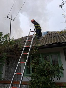 Incendiu de locuinta de la un cos de fum neizolat | imaginea 1