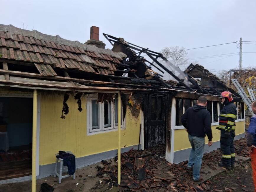 Incendiu de locuinta izbucnit de la un scurtcircuit electric | imaginea 1