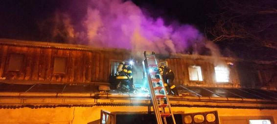 Incendiu izbucnit la acoperisul unui garaj | imaginea 1