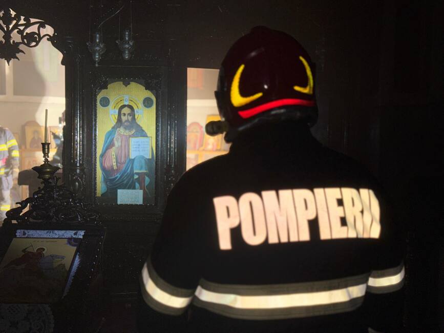 Incendiu la Biserica  Adormirea Maicii Domnului  din Dorohoi | imaginea 1