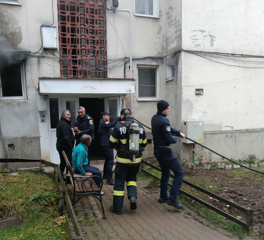 Incendiu la bloc   12 persoane au fost evacuate | imaginea 1