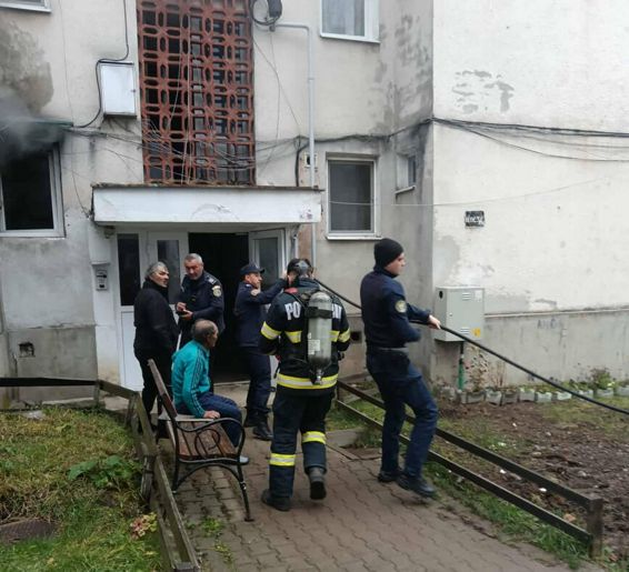 Incendiu la bloc   12 persoane au fost evacuate | imaginea 1
