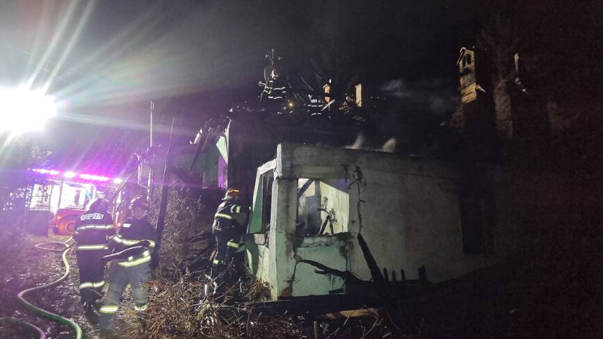 Incendiu la o casa si o anexa gospodareasca | imaginea 1