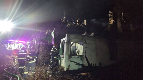 Incendiu la o casa si o anexa gospodareasca | imaginea 1
